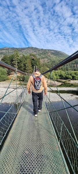 Puente colgante sobre el Río Azul en Lago Puelo. Rumbo al Blanco