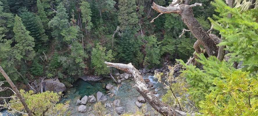 Sendero al Mirador de El Blanco donde acompaña el Río Azul sobre la derecha en toda la subida. Rumbo al Blanco